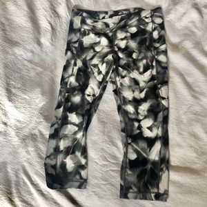 Lululemon patterned crop leggings